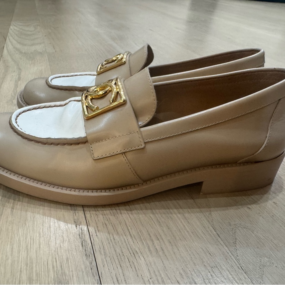CHANEL Beige Loafers with Gold Detail size 38 - Picture 3 of 7